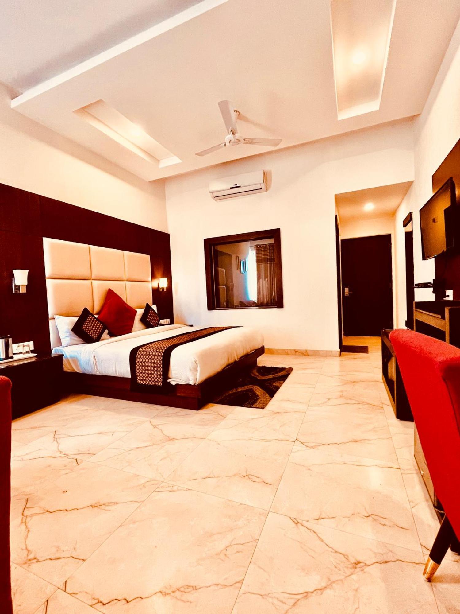 Hotel The Onix Dehradun Exterior foto