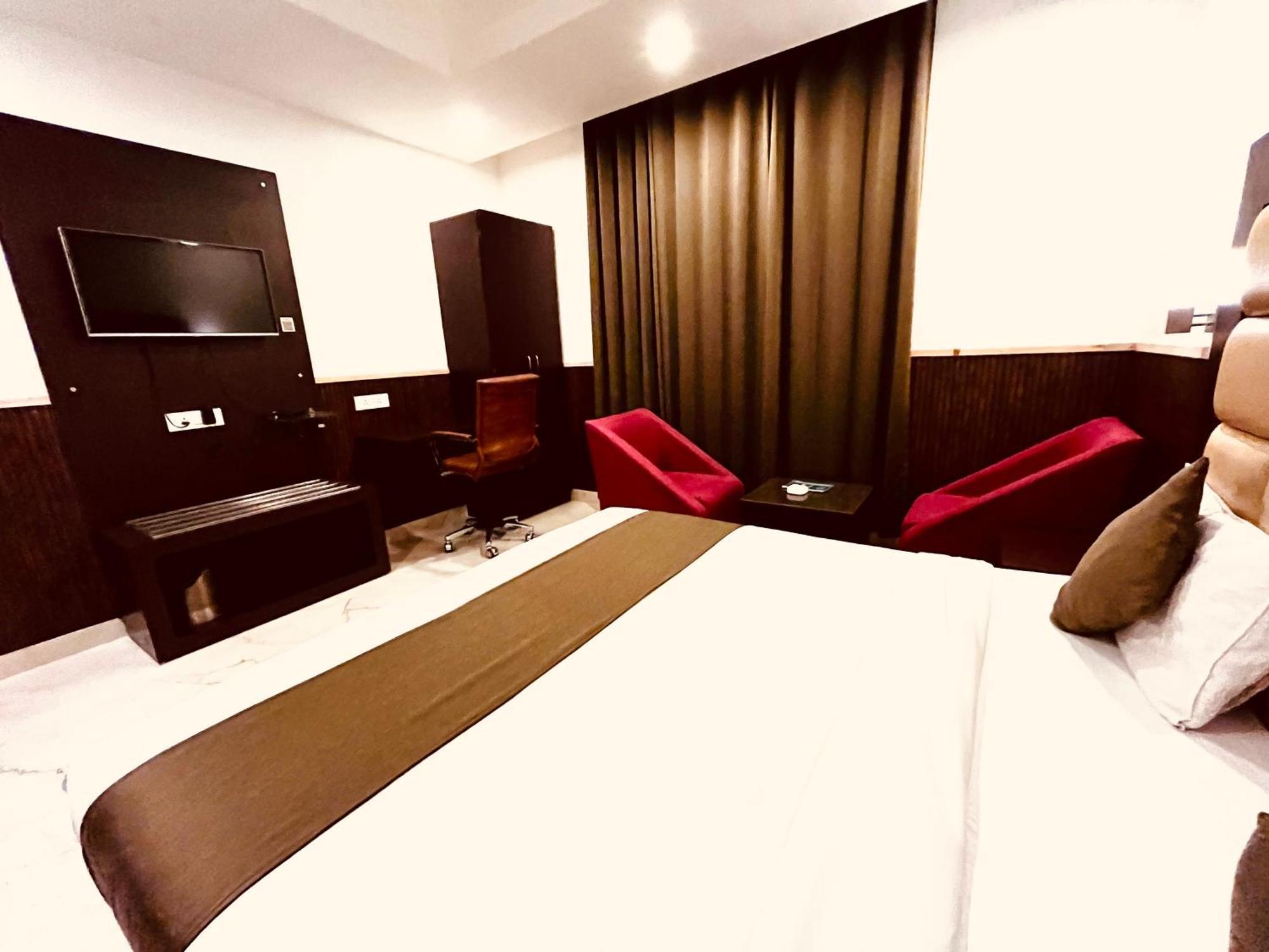 Hotel The Onix Dehradun Exterior foto